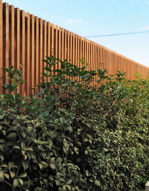 サーモウッドヒノキpremiumを用いたルーバーフェンスの施工イメ―ジ